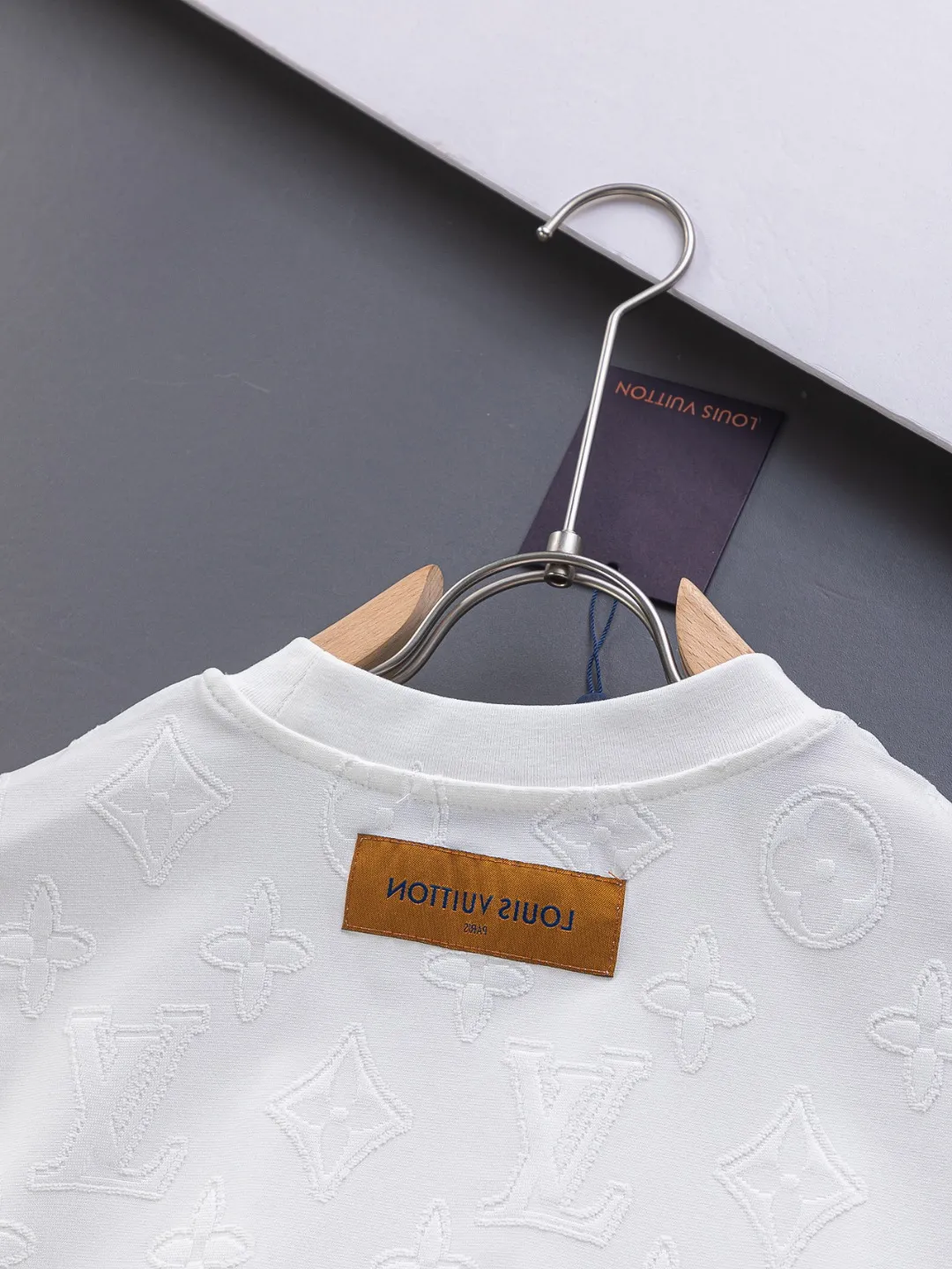 🅿️210 Louis Vuitton Louis Vuitton 1V Lujia slightly wide version S-XL LV25SS new product counter is available at the same time, clover presbyopia letters all over the jacquard large logo letters 🪡 embroidered round neck short-sleeved T-shirt, the same style for men and women! Synchronized with the official website, pure cotton fabrics at the counter! It is close to the skin and comfortable, durable and easy to wear. It has a classic and simple logo design and meticulous original craftsmanship. Short-sleeves, a must-have item for men, are not the same as the general public, but must be unique and eye-catching. This LV short-sleeve is all about quality, comfort, the same shape and fashion as always, including the fabric and cutting process. All efforts have been made! 320 grams of washed pure cotton fabric, pure cotton is breathable, very refreshing and comfortable for daily wear. The rib knitting on the neckline is smooth and tight, and the neckline will not be skewed if you toss it at will. The loose version, you will find that it looks really good on the upper body. The overall is minimalist and neat, super versatile for daily use! Pair it casually with a pair of pants for a youthful look. A T-shirt will make your outfit crazy. It is a fashionable item that can never go wrong! Black, white, size: S-XL Size chart: S: Shoulder width 50-Bust 54-Length 70 M: Shoulder width 52-Bust 56.5-Length 72 L: Shoulder width 54-Bust 59-Length 74 XL: Shoulder width 56-Bust 61.5-Length 76